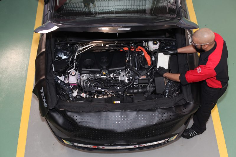 Toyota Technician - Replacing an engine air filter. 