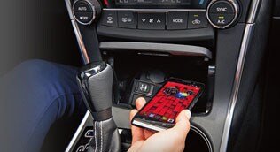 camry_3xcta_wireless_charging.jpg